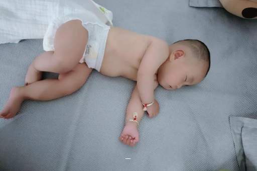 海盐宝宝脚心出汗怎么回事